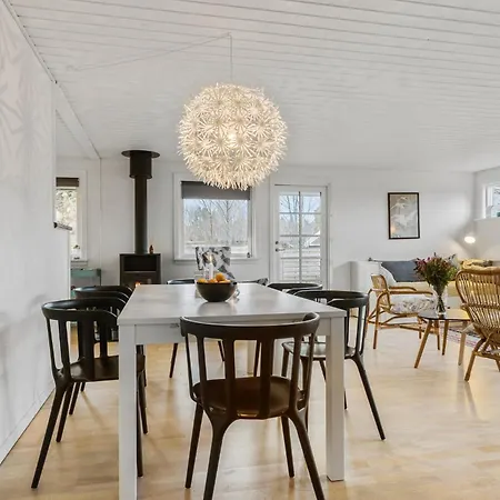 Nyaraló 3 Bedroom In Dronningmølle